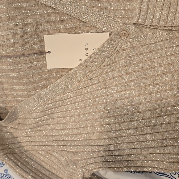 ❤️10/$40 New a new day cardigan top - Picture 3 of 3
